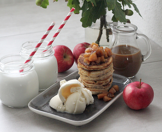 American pancakes med äpplekompott, kolasås och glass