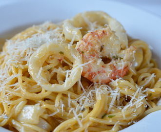 Pasta med bläckfisk och räkor