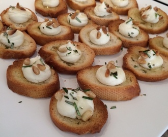 Crostini med getostcrème, rosmarin, pinjenötter och honung