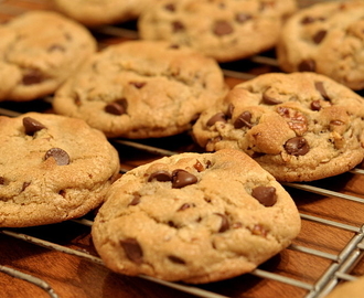 Chokladkakor (cookies) med vit och mörk choklad