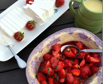 Marinerade jordgubbar med vit chokladsås & glass