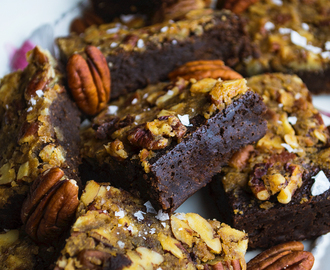 Segkladdiga chokladbrownies med pumpa, toppade med pekanlönnsirapstosca (glutenfria och utan vitt socker)