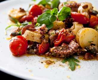 Bläckfisksallad med potatis, oliver, kapris och tomat