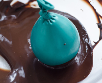 Så gör du chokladskålar till påsk med hjälp av ballonger