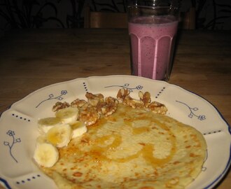 Gräddiga bananpannkakor och smoothie med blåbär och glass