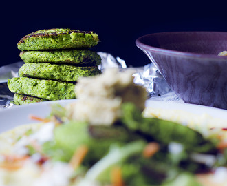 Ärt & broccolibiffar med hummus på solroskärnor