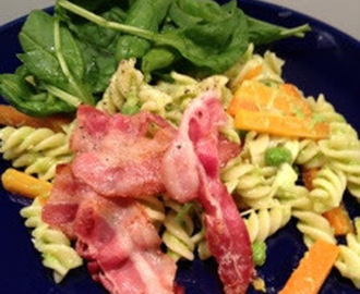 Pasta med ärtpesto och bacon