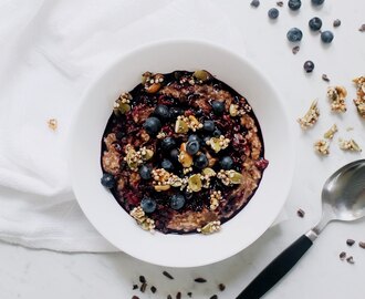 Pre- "Midnattsloppet" Breakfast // Cacao Oatmeal with Bluberry and Cacao Nib Swirl