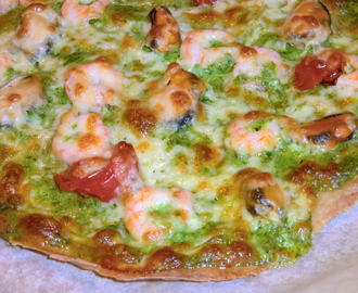 Glutenfri pizza med ärtskottspesto, räkor, musslor och soltorkade körsbärstomater