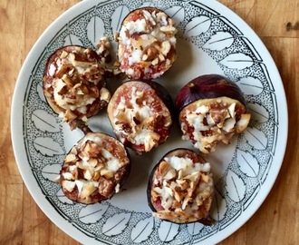 Bakade fikon med getost, hackade nötter och honung