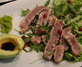 Sallad med halstrad tonfisk, avocado och wasabirom!