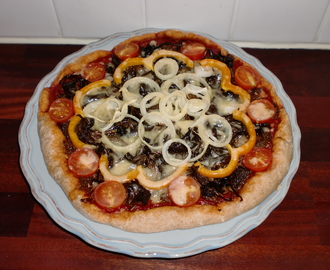 Dinkelpizza med trattkantareller, köttfärs, Västerbottensost och tomatsås
