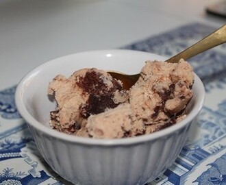 Glass med kondenserad mjölk och kladdkaka.