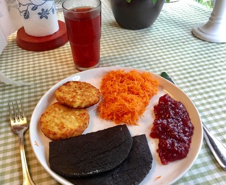 Blodpudding och potatisbullar med lingonsylt och rivna morötter