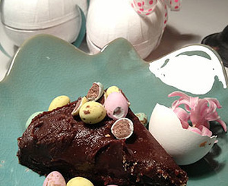 Påskdessert – kladdkaka med chokladkolatäcke och ett tips på bordsdekorationer
