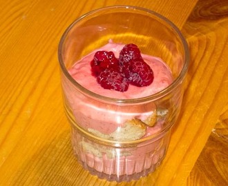 Glas fyllda med mjuk kaka och hallonmousse (LCHF)