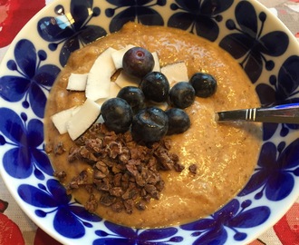 Supernyttig smoothiebowl med papaya, mandel, pistaschnötter, kokosvatten och chia - och med topping av raw kokos, kakaonibs och blåbär