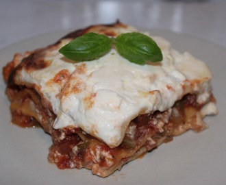 Vegetarisk lasagne med zucchini och champinjoner