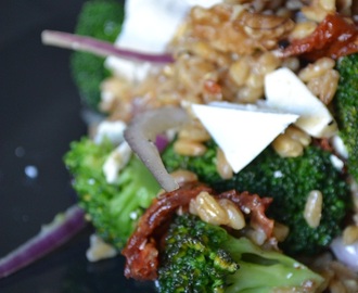 Veckans vegetariska: Ljummen broccolisallad med matvete