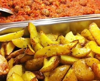 Skollunch #2 - köttbullar med långkokt tomatsås och potatisklyftor i ugn