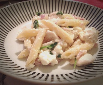 Pasta med kyckling, spenat och fetaost