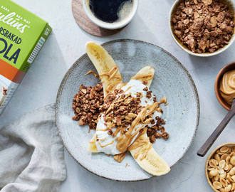 Banana split med jordnötsssmör och granola