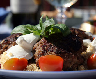 Grekiska hamburgare med tzatsiki och grekisk sallad