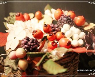 Sockerbukett av höstens bär och blommor