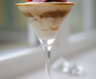 Rabarber och jordgubbs dessert med vaniljmousse