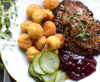 Svamp- och nötbiffar med pepparsås, kroketter, pressgurka och lingon