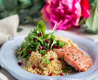 Stekt lax med granatäppelsallad och rostad blomkålshummus