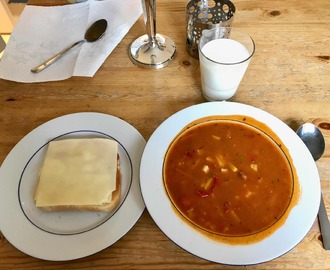 Felix frysta gulaschsoppa med rostat bröd 
