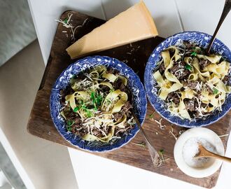 Mustig ragu med pappardelle & riven parmesan