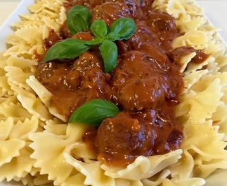 Krämiga köttbullar med pasta