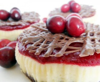 Vit choklad-cheesecakes med tranbärstopping