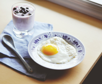 blåbärsyoghurt och stekt ägg.
