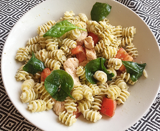 Snabblagad pasta med kyckling och pesto