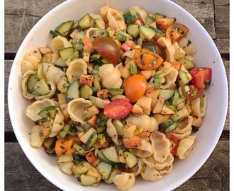 Pastasallad med äpple och purjolök