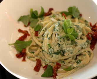 Spaghetti med färskost, spenat och soltorkad tomat