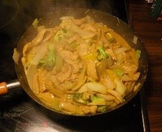Thaiwok - Kyckling panengcurry med cocosmjölk och grönsaker