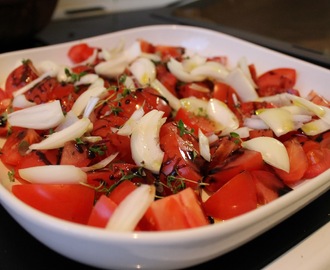 Fetaostbiffar med tomatkompott och klyftpotatis
