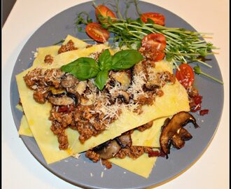 Öppen lasagne med köttfärssås, svamp och bacon