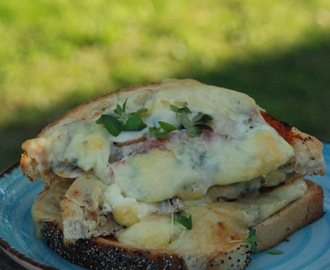 Vegetariska varma mackor med champinjoner och ädelost