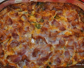 Ugnsbakad omelett med broccoli, bacon och purjolök