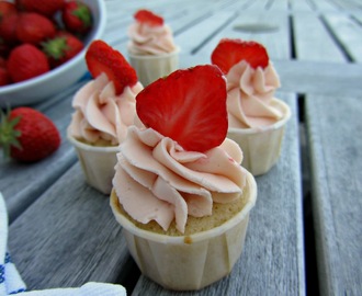 Jordgubbscupcakes med jordgubbsfrosting