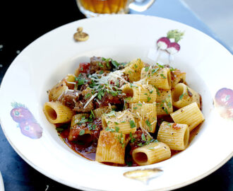 Pasta Mezze Maniche med bolognese av högrev