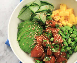 Poké bowl med lax, avokado och mango