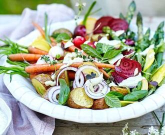 Sallad med primörer, färska örter och krämig örtdressing