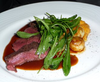 Grillad renbiff med sötpotatispure smaksatt med tryffel, rödvin och balsamicosås med ugnsbakad schalottenlök och ruccola