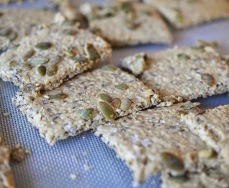 Glutenfritt (low carb) knäckebröd med pumpafrö & havssalt